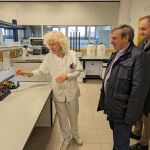 El delegado territorial de la Junta de Castilla y León, José Luis Sanz Merino, acompañado por el jefe del Servicio Territorial de Agricultura, Ganadería y Desarrollo Rural, Raúl González Cerezo, junto a una de las técnicas en la visita al Laboratorio de Sanidad Animal de la Junta