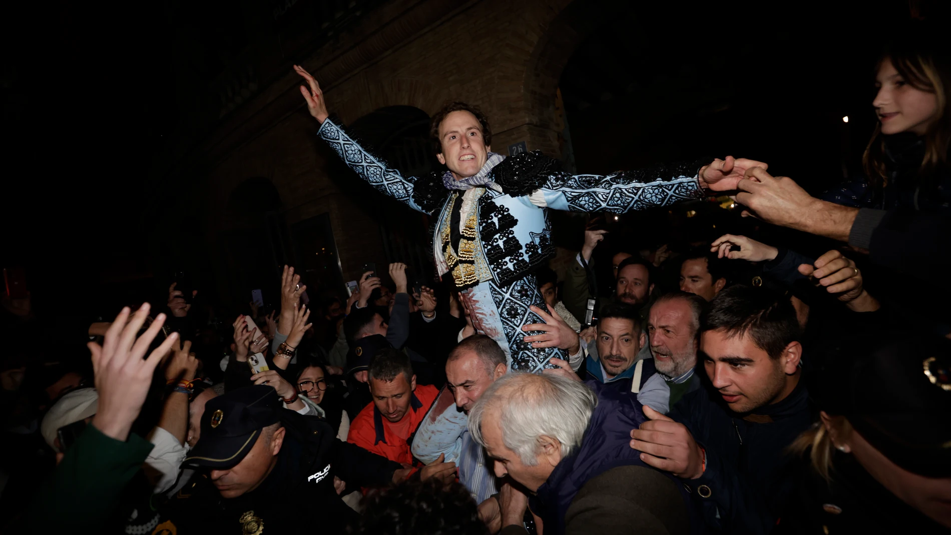 VALENCIA, 10/03/2024.- El torero Román Collado sale a hombros de la plaza este domingo, durante la Feria de Fallas 2024, en Valencia. EFE/ Biel Alino