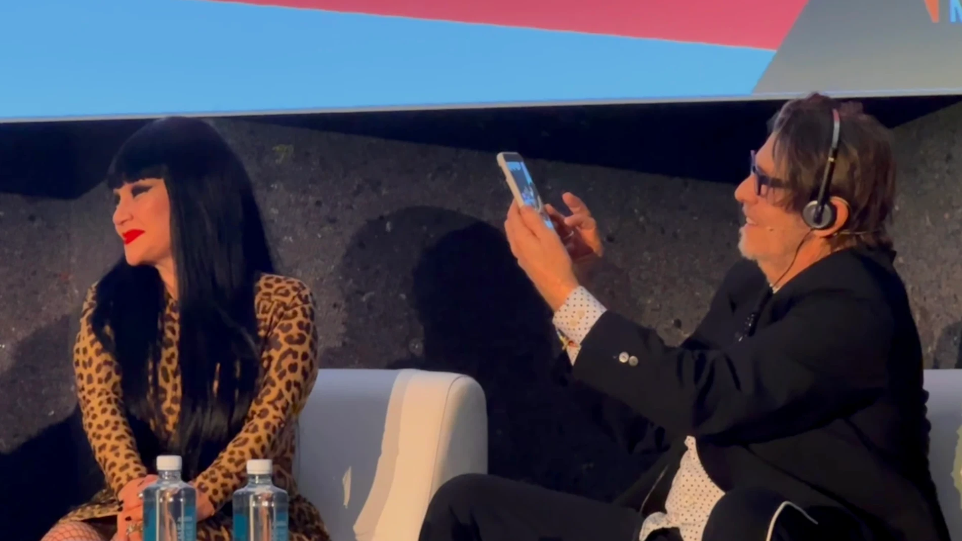 Christopher Makos captando a Alaska en la conferencia Warhol & Vijande: "Más que pistolas, cuchillos y cruces".