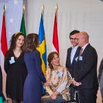 Los reyes Felipe VI y Letizia, junto al presidente del Gobierno, Pedro Sánchez, posan para una foto de famili