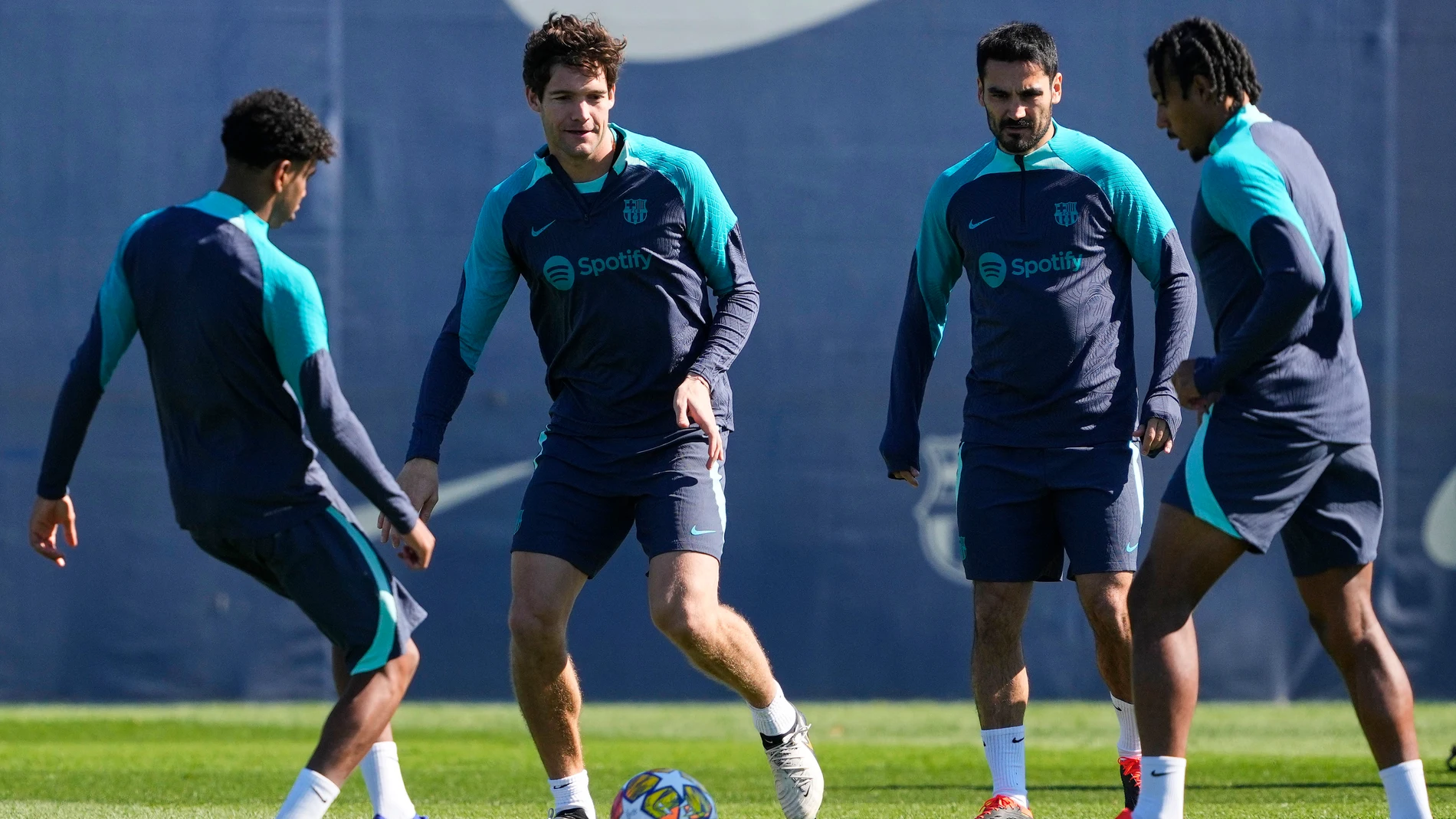 GRAFCAT1116. BARCELONA, 11/03/2024.- Los jugadores del FC Barcelona Lamine Yamal, Marcos Alonso, Ilkay Gundogan y Jules Kounde durante el entrenamiento que el equipo azulgrana ha realizado este lunes en la ciudad deportiva Joan Gamper para preparar el partido de vuelta de los octavos de final de la LIga de Campeones que mañana disputarán ante el Nápoles. EFE/Alejandro García