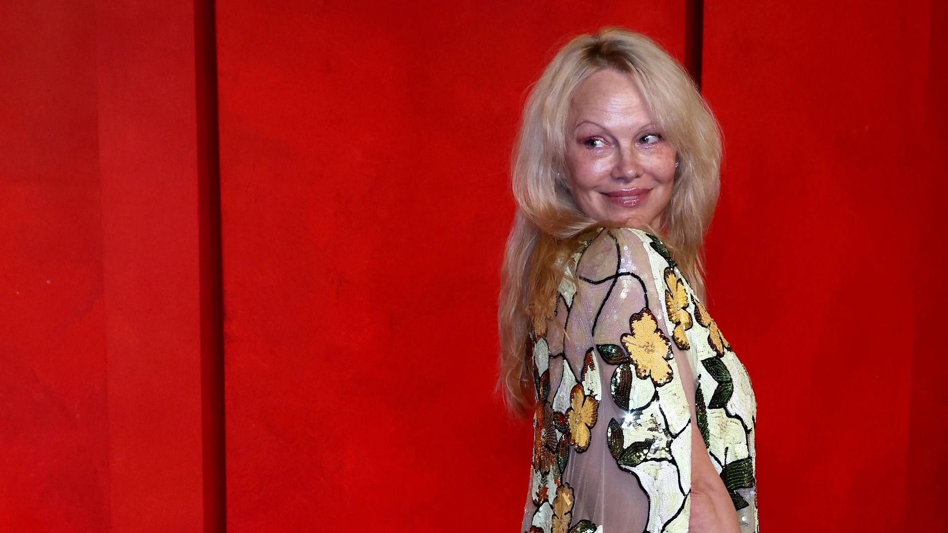 Beverly Hills (United States), 10/03/2023.- Pamela Anderson arrives at the 2024 Vanity Fair Oscar Party following the 96th annual Academy Awards ceremony, at the Wallis Annenberg Center for the Performing Arts in Beverly Hills, California, USA, 10 March 2024. The Oscars are presented for outstanding individual or collective efforts in filmmaking in 23 categories. EFE/EPA/NINA PROMMER