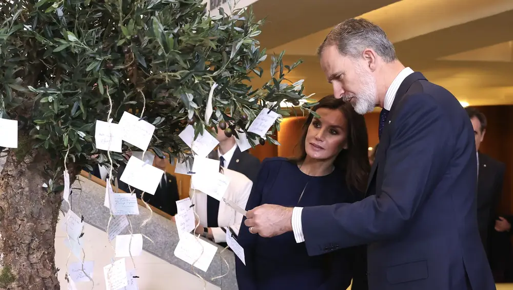 Los reyes Felipe VI (3-d) y Letizia (d), presiden el acto conmemorativo del Día Europeo de las Víctimas del Terrorismo, creado como homenaje a las víctimas de los ataques de Madrid del 11 de marzo de 2004, celebrado este lunes en la Galería de las Colecciones Reales, en Madrid.