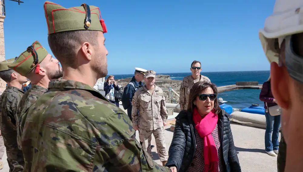 La ministra de Defensa, Margarita Robles, saluda a miembros de la Armada destacados en la isla de Alborán