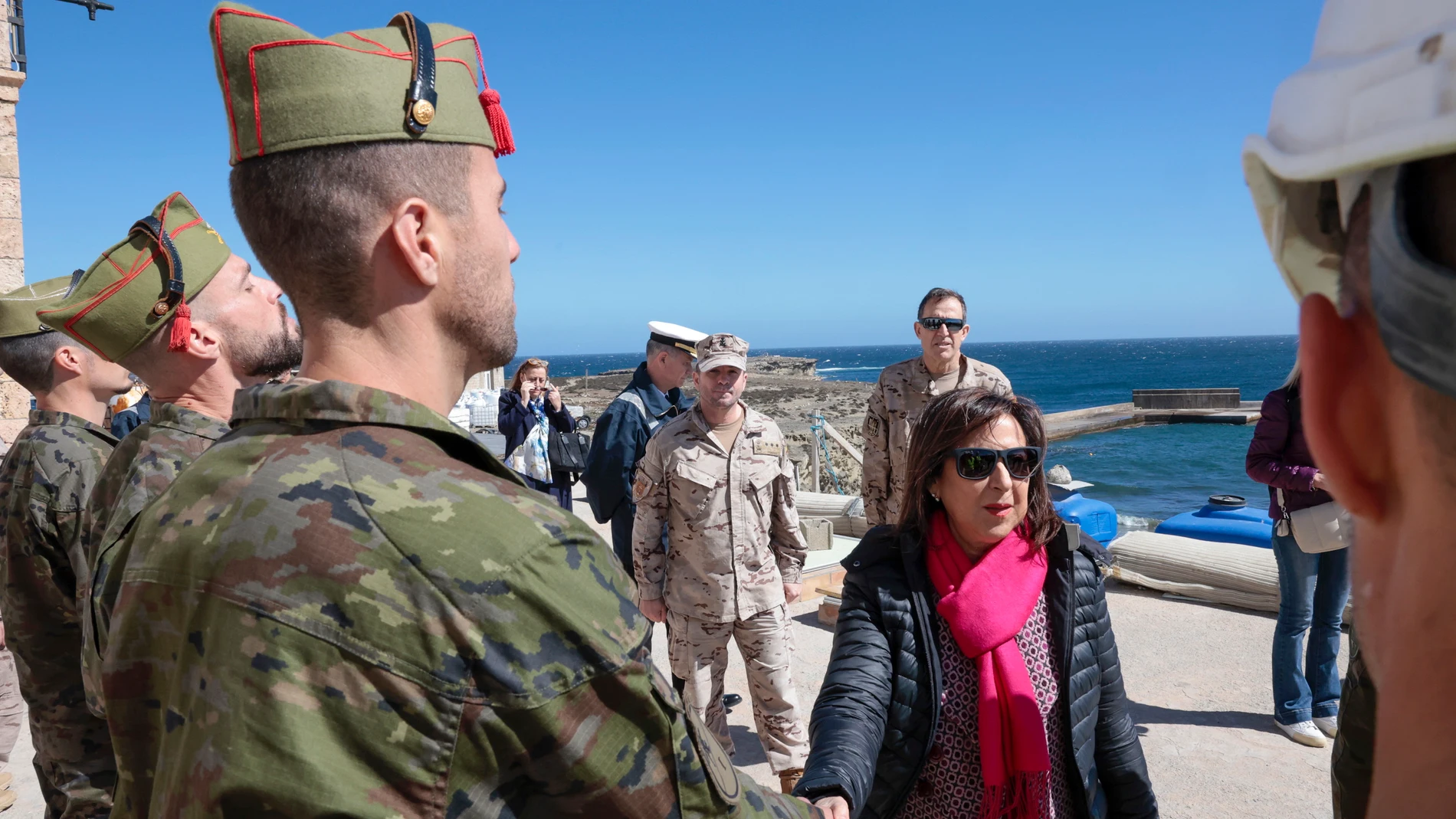 La ministra de Defensa, Margarita Robles, saluda a miembros de la Armada destacados en la isla de Alborán