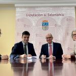 El presidente de la Diputación de Salamanca, Javier Iglesias, junto a los representantes de Unicaja, Manuel Rubio, director de Banca Comercial de Castilla y León Sur, y Cristina Sánchez, gestora de Negocio Institucional de Castilla y León, suscriben una operación de tesorería 