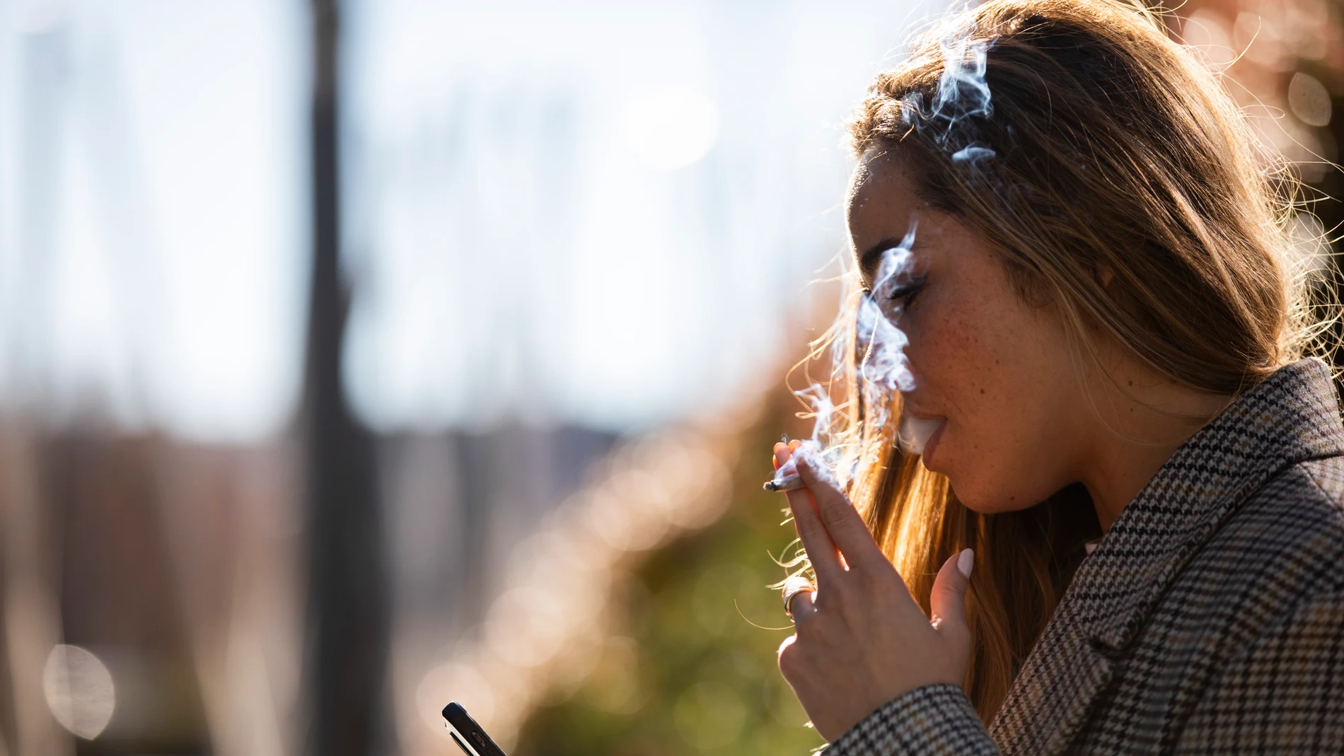 Gente fumando tabaco.