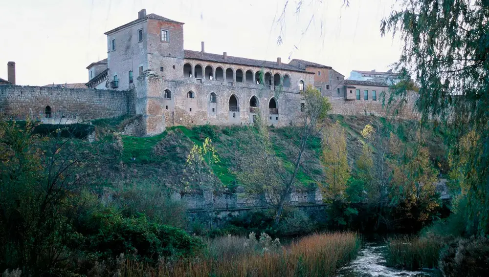 El palacio da al Duero en su parte posterior