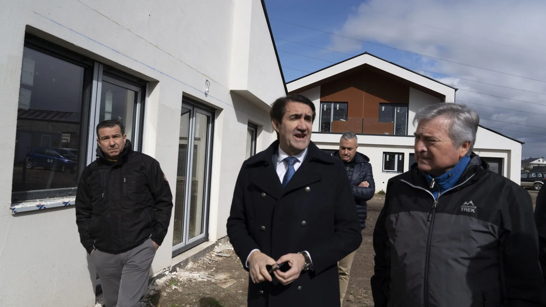 Suárez-Quiñones visita las casas de Posada del Bierzo