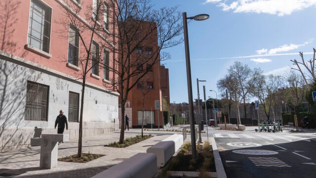 Imagen del nuevo entorno peatonal del CEIP Miguel de Unamuno, en Arganzuela