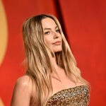Margot Robbie arrasa en la Vanity Fair Oscar Party.