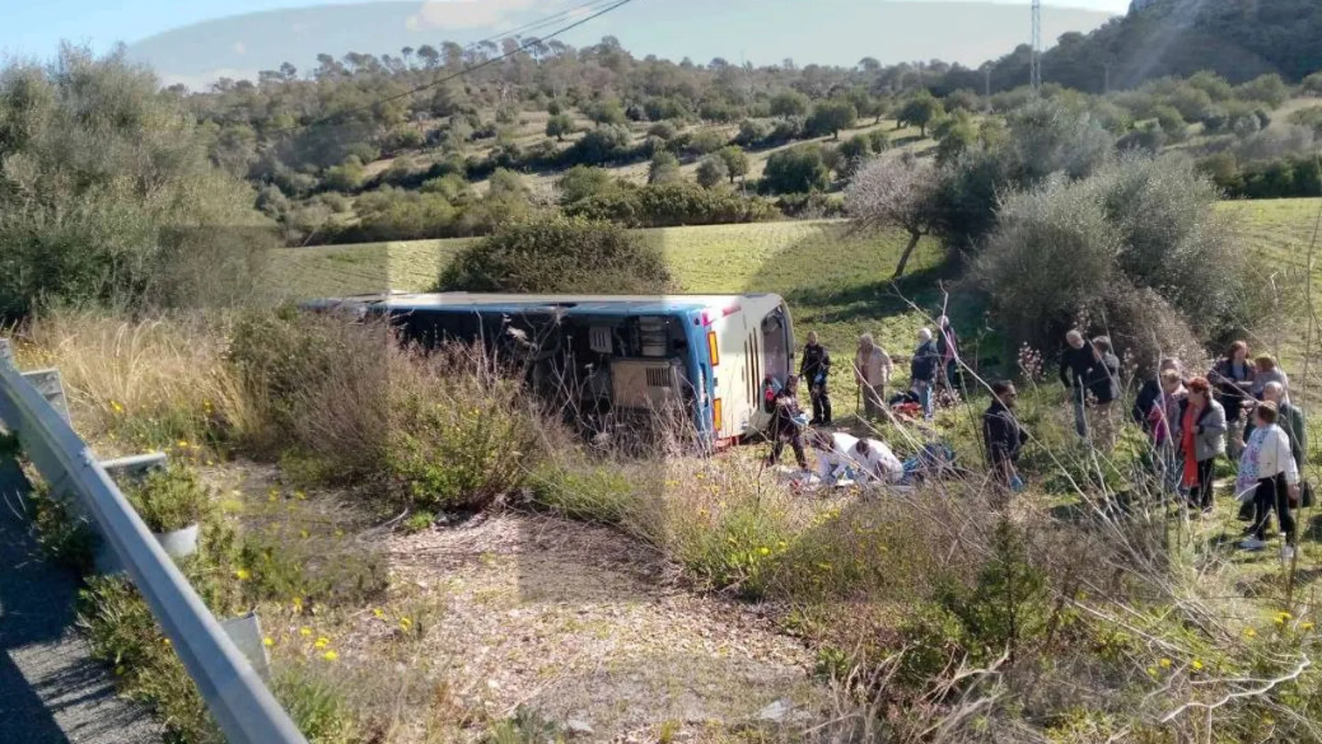 El vehículo ha volcado cuando ha salido de la vía y ha caído por un desnivel