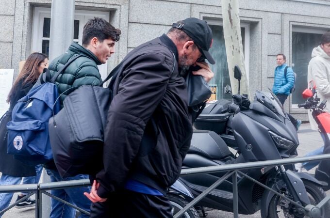 El exasesor del exministro José Luis Ábalos, Koldo García, a su salida de la Audiencia Nacional, a 22 de febrero de 2024, en Madrid (España). El exasesor del exministro José Luis Ábalos, Koldo García, se ha acogido a su derecho a no declarar ante el juez de la Audiencia Nacional, en el marco de la investigación sobre las presuntas mordidas en la compra de mascarillas. La investigación, dirigida por la Audiencia Nacional y en la que participan Fiscalía Anticorrupción y la Unidad Central Operativa (UCO) de la Guardia Civil, ha llevado desde el pasado 20 de febrero a la detención de 14 personas, dentro de unas diligencias de investigación por los delitos de organización criminal, tráfico de influencias y cohecho que afectan a 20 personas. 22 FEBRERO 2024;KOLDO;CORRUPCIÓN Ricardo Rubio / Europa Press 22/02/2024 El exasesor del exministro José Luis Ábalos, Koldo García, a su salida de la Audiencia Nacional, a 22 de febrero de 2024, en Madrid (España). El exasesor del exministro José Luis Ábalos, Koldo García, se ha acogido a su derecho a no declarar ante el juez de la Audiencia Nacional, en el marco de la investigación sobre las presuntas mordidas en la compra de mascarillas. La investigación, dirigida por la Audiencia Nacional y en la que participan Fiscalía Anticorrupción y la Unidad Central Operativa (UCO) de la Guardia Civil, ha llevado desde el pasado 20 de febrero a la detención de 14 personas, dentro de unas diligencias de investigación por los delitos de organización criminal, tráfico de influencias y cohecho que afectan a 20 personas. 22 FEBRERO 2024;KOLDO;CORRUPCIÓN Ricardo Rubio / Europa Press 22/02/2024