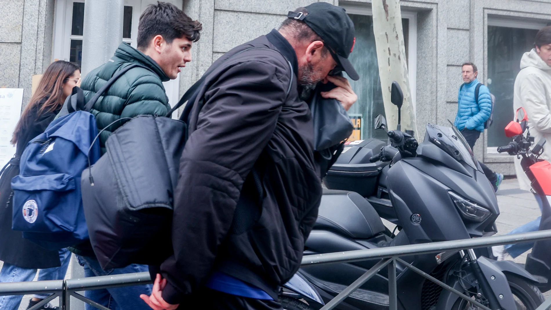 El exasesor del exministro José Luis Ábalos, Koldo García, a su salida de la Audiencia Nacional, a 22 de febrero de 2024, en Madrid (España). El exasesor del exministro José Luis Ábalos, Koldo García, se ha acogido a su derecho a no declarar ante el juez de la Audiencia Nacional, en el marco de la investigación sobre las presuntas mordidas en la compra de mascarillas. La investigación, dirigida por la Audiencia Nacional y en la que participan Fiscalía Anticorrupción y la Unidad Central Operativa (UCO) de la Guardia Civil, ha llevado desde el pasado 20 de febrero a la detención de 14 personas, dentro de unas diligencias de investigación por los delitos de organización criminal, tráfico de influencias y cohecho que afectan a 20 personas. 22 FEBRERO 2024;KOLDO;CORRUPCIÓN Ricardo Rubio / Europa Press 22/02/2024