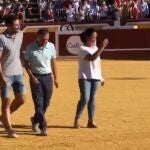 Marta Pérez y su equipo médico recibe la ovación de los asistentes en la Plaza de Toros de Cuéllar al día siguiente de la grave cogida a Diosleguarde