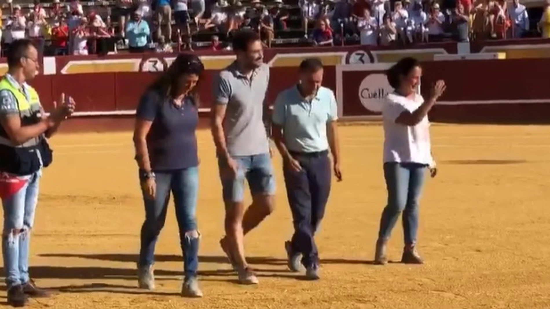 Marta Pérez y su equipo médico recibe la ovación de los asistentes en la Plaza de Toros de Cuéllar al día siguiente de la grave cogida a Diosleguarde
