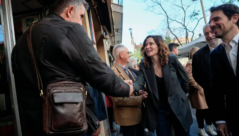 La presidenta de Madrid, Isabel Díaz Ayuso, visita Castelldefels