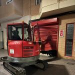 Así ha quedado la puerta tras ser reventada por la retroexcavadora