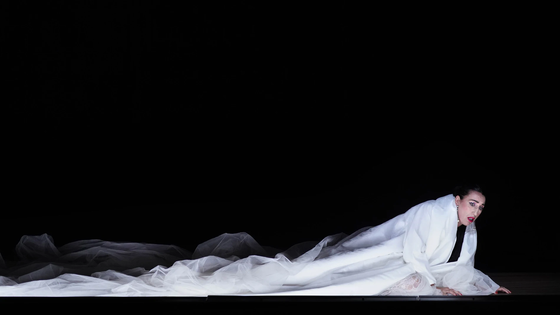 MADRID, 12/03/2024.-El Teatro Real estrena este domingo un programa triple integrado por 'La voz humana' de Francis Poulenc, 'La espera' de Arnold Schönberg y un monólogo llamado 'Silencio' como bisagra entre ambas piezas, en el que la actriz Rossy de Palma aboga por "otra manera de amar que nos haga sufrir menos". "Estoy encantada en mi primera vez aquí y muy feliz de acompañar a estas sopranos a las que admiro muchísimo", ha señalado la actriz española, antes de definirse como "un ave de pa...