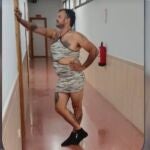 La cabo Roberto posa con un vestido en su cuartel de Ceuta