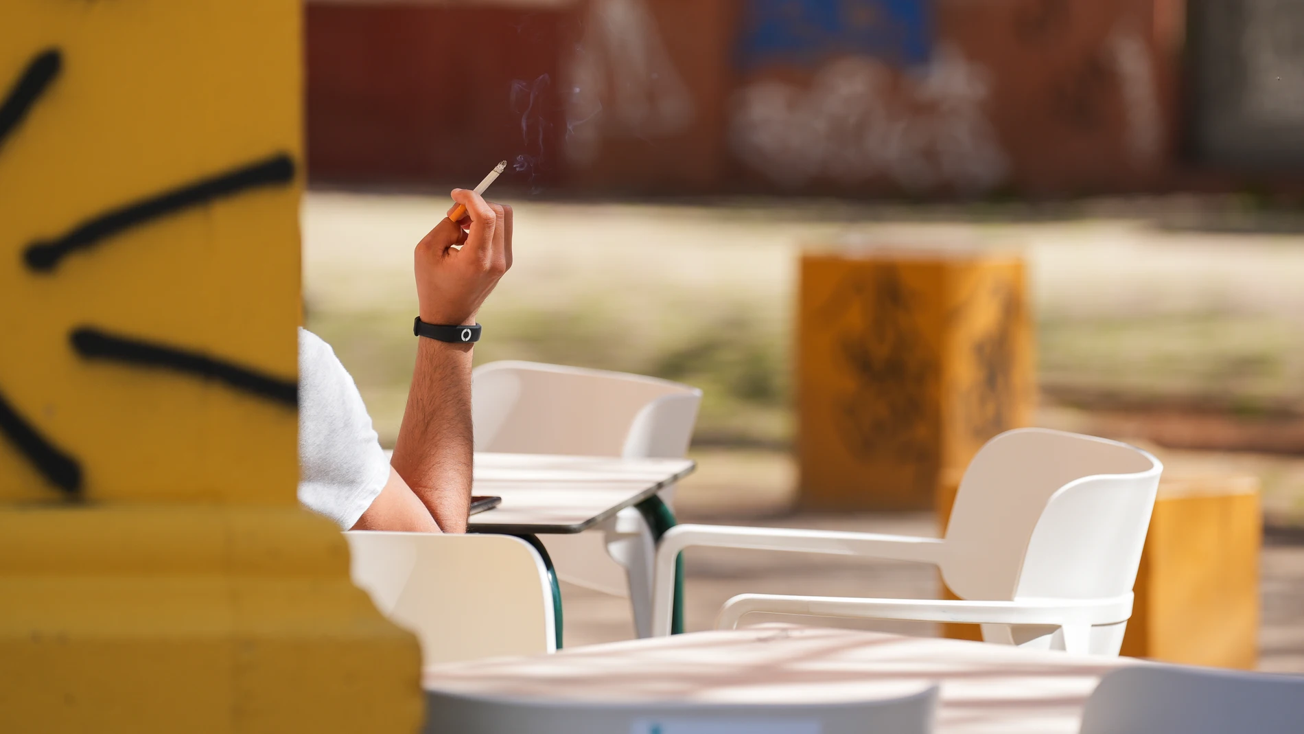 Una persona fumando en una terraza. A 12 de marzo de 2024, en Sevilla (Andalucía, España). La consejera de Salud y Consumo, Catalina García, espera que en la próxima reunión este jueves de la Comisión de Salud Pública se debatan las medidas propuestas en el plan antitabaco. 12 MARZO 2024 María José López / Europa Press 12/03/2024