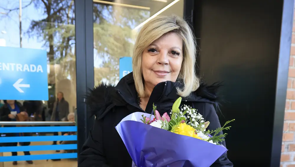 Terelu Campos, con un ramo de flores, saliendo de la Fundación Jiménez Díaz