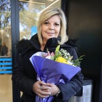 Terelu Campos, con un ramo de flores, saliendo de la Fundación Jiménez Díaz