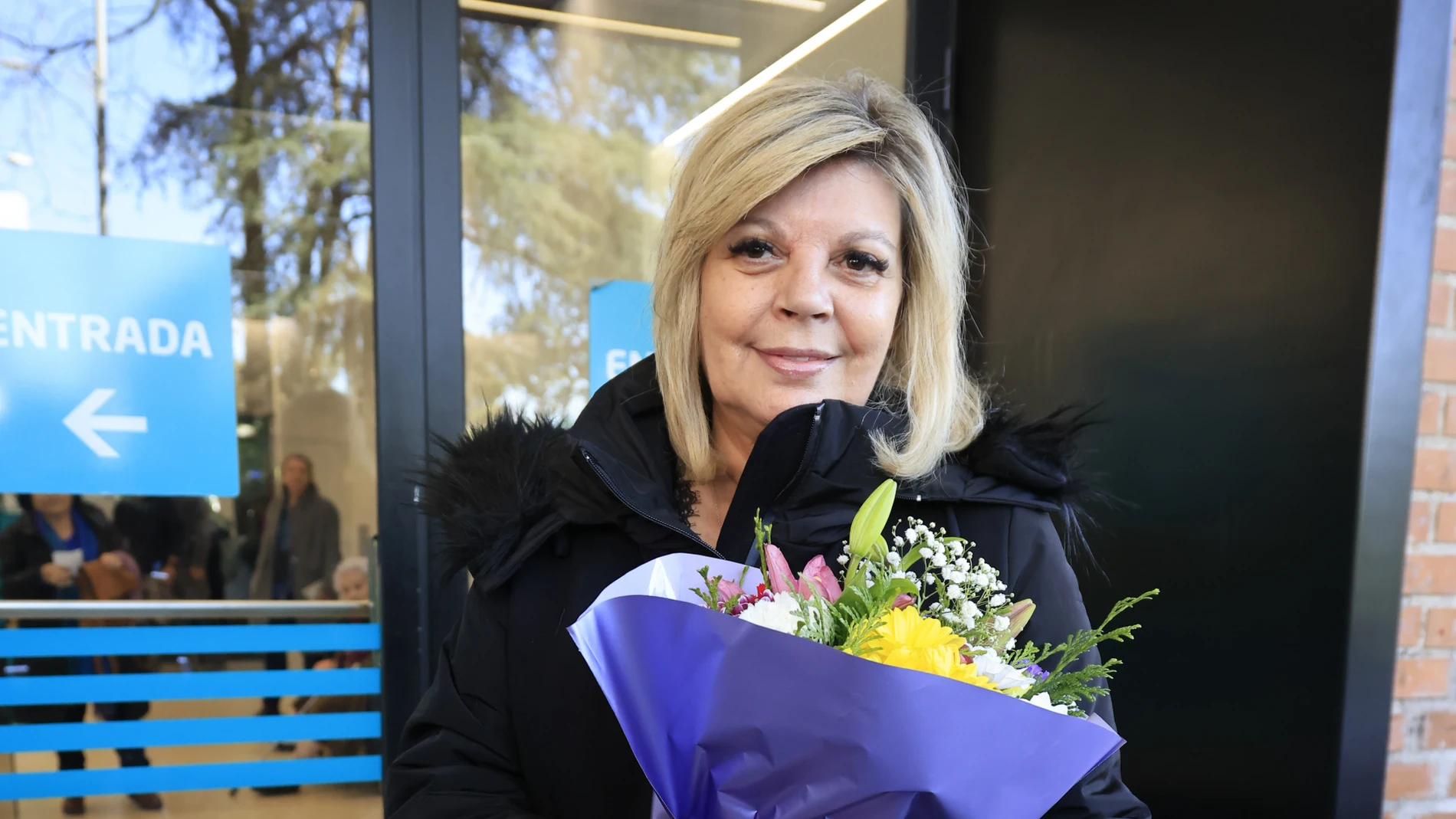 Terelu Campos, con un ramo de flores, saliendo de la Fundación Jiménez Díaz