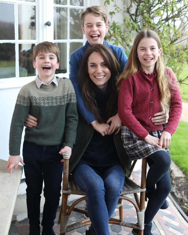 La foto de la discordia de Kate Middleton junto a sus tres hijos