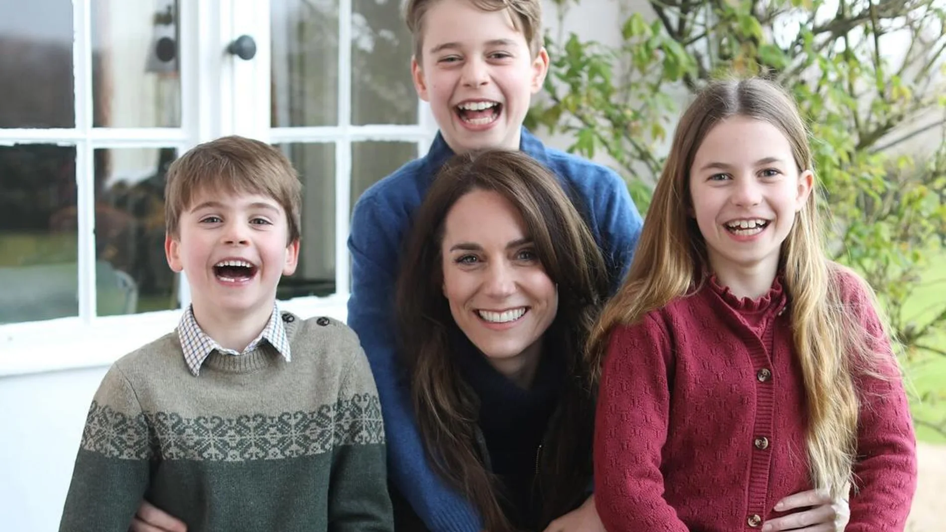 La foto de la discordia de Kate Middleton junto a sus tres hijos