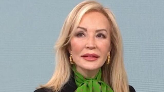 Carmen Lomana con blusa con lazada.