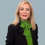 Carmen Lomana con blusa con lazada.