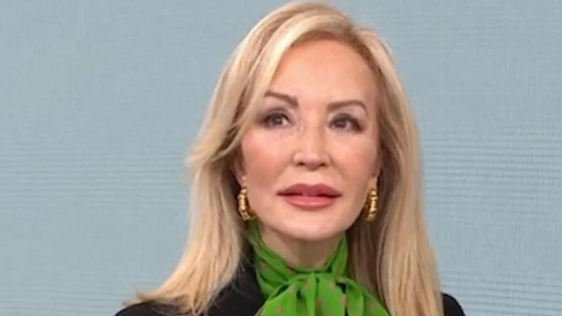 Carmen Lomana con blusa con lazada.