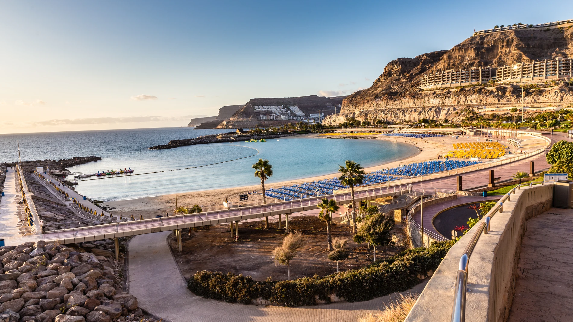 La arena dorada de Playa de Amadores y sus aguas cristalinas hacen que te teletransportes al mismísimo Caribe