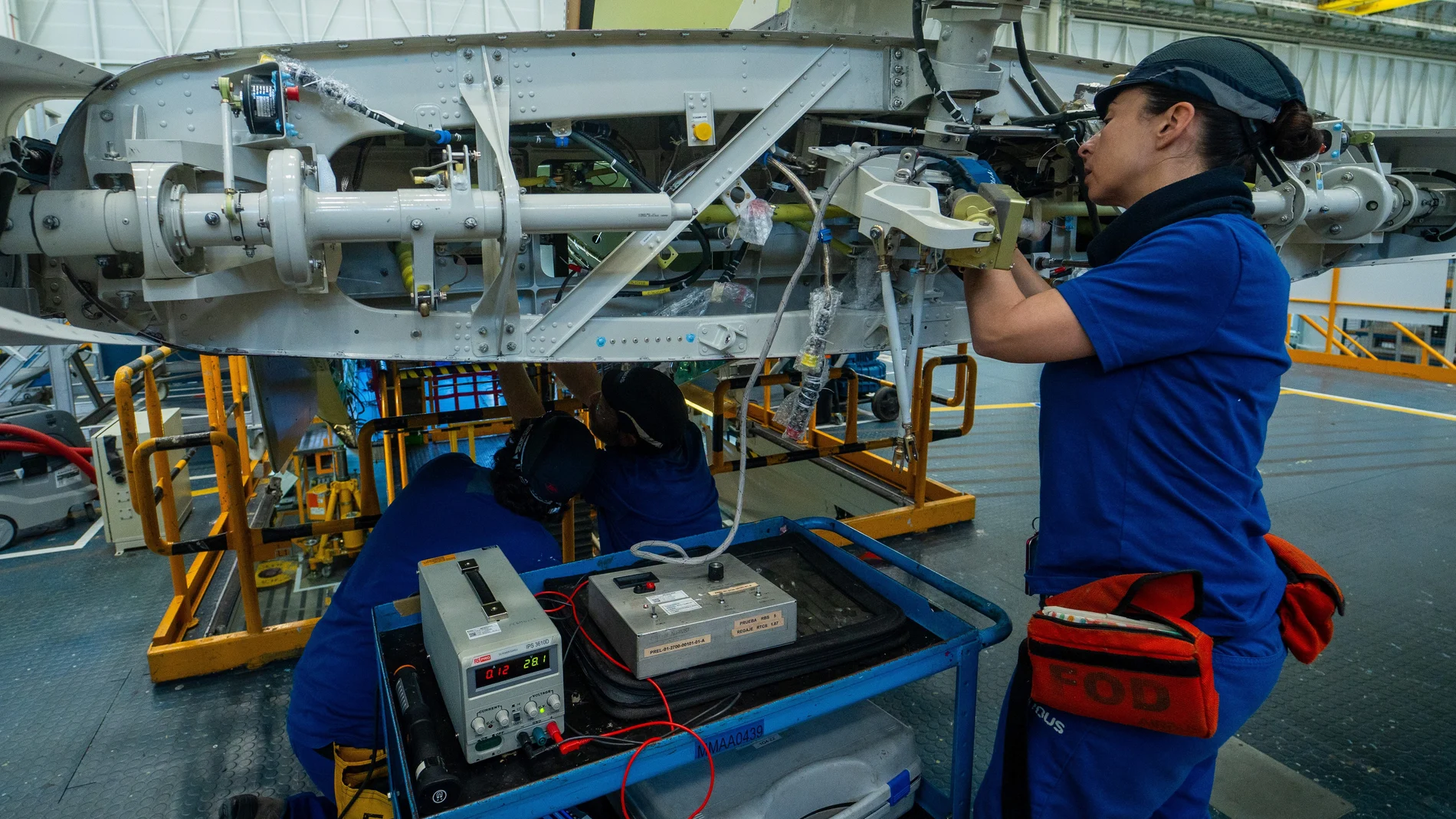 Una operaria de Airbus en la línea de montaje final