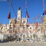 Preparativos para la mascletà de hoy en la Plaza del Ayuntamiento