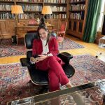 Tamara Falcó en la biblioteca de Isabel Presyler. 