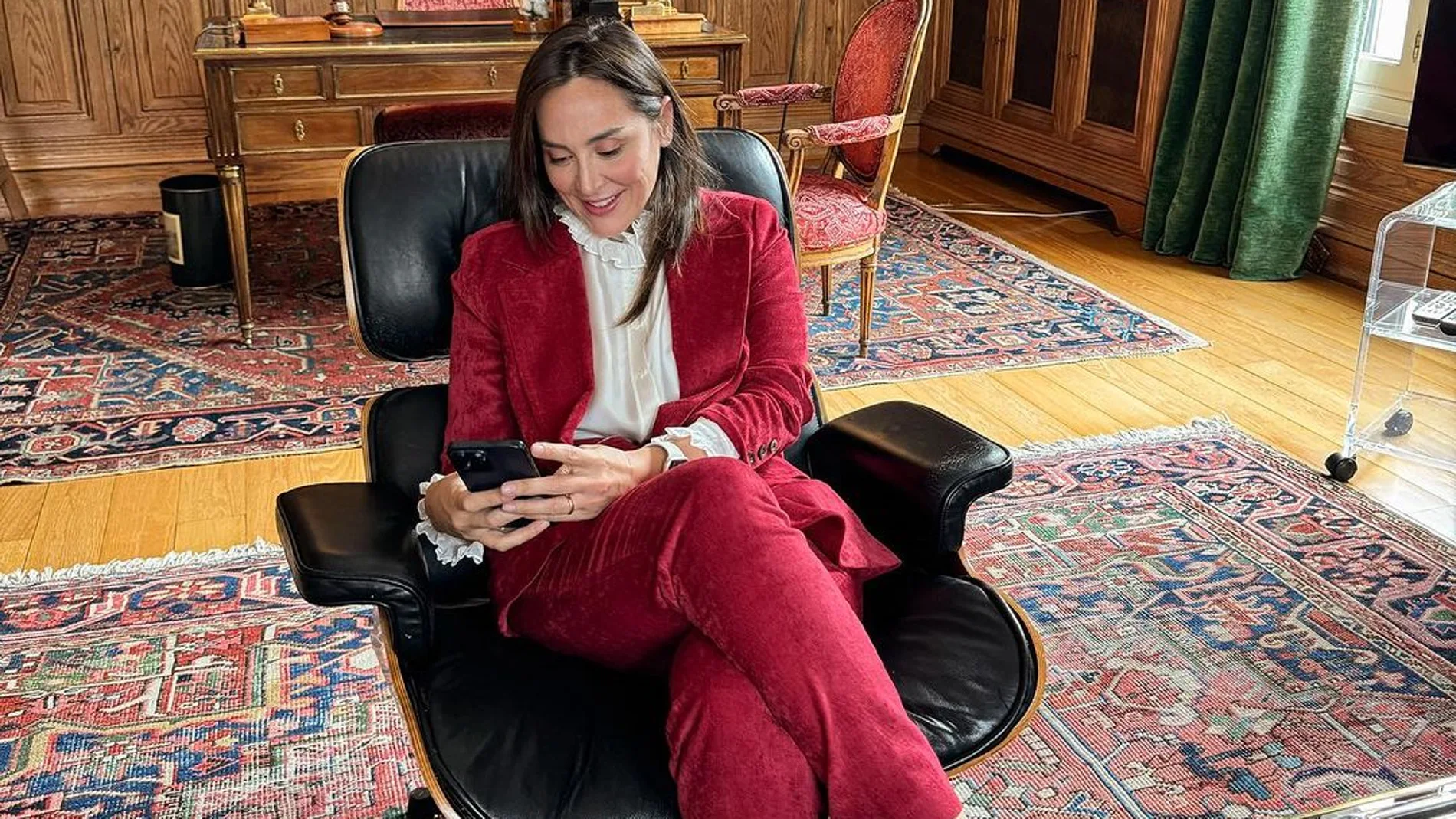 Tamara Falcó en la biblioteca de Isabel Presyler.