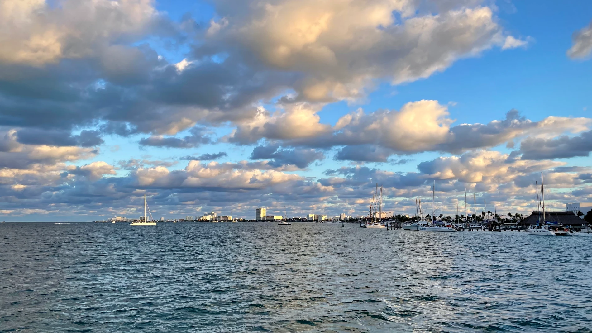 Cancún destaca, entre otros atractivos, por ser una base perfecta desde la que realizar excursiones a lugares fascinantes como Isla Mujeres y Chichén Itzá