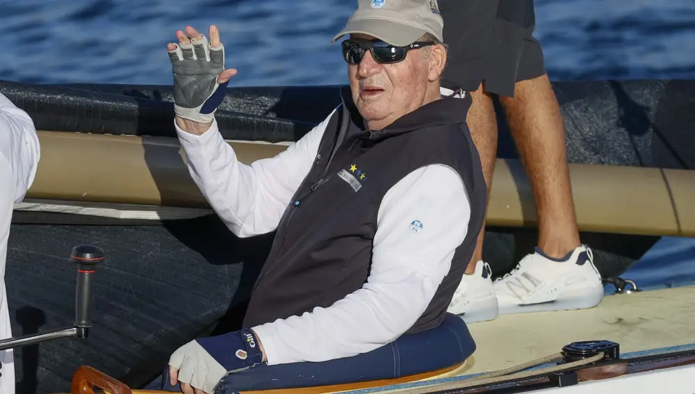 El rey Juan Carlos saluda en el Club Náutico de Sanxenxo, tras navegar en la VIII Regata Rey Juan Carlos I Corte Inglés.