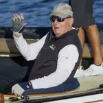 El rey Juan Carlos saluda en el Club Náutico de Sanxenxo, tras navegar en la VIII Regata Rey Juan Carlos I Corte Inglés.