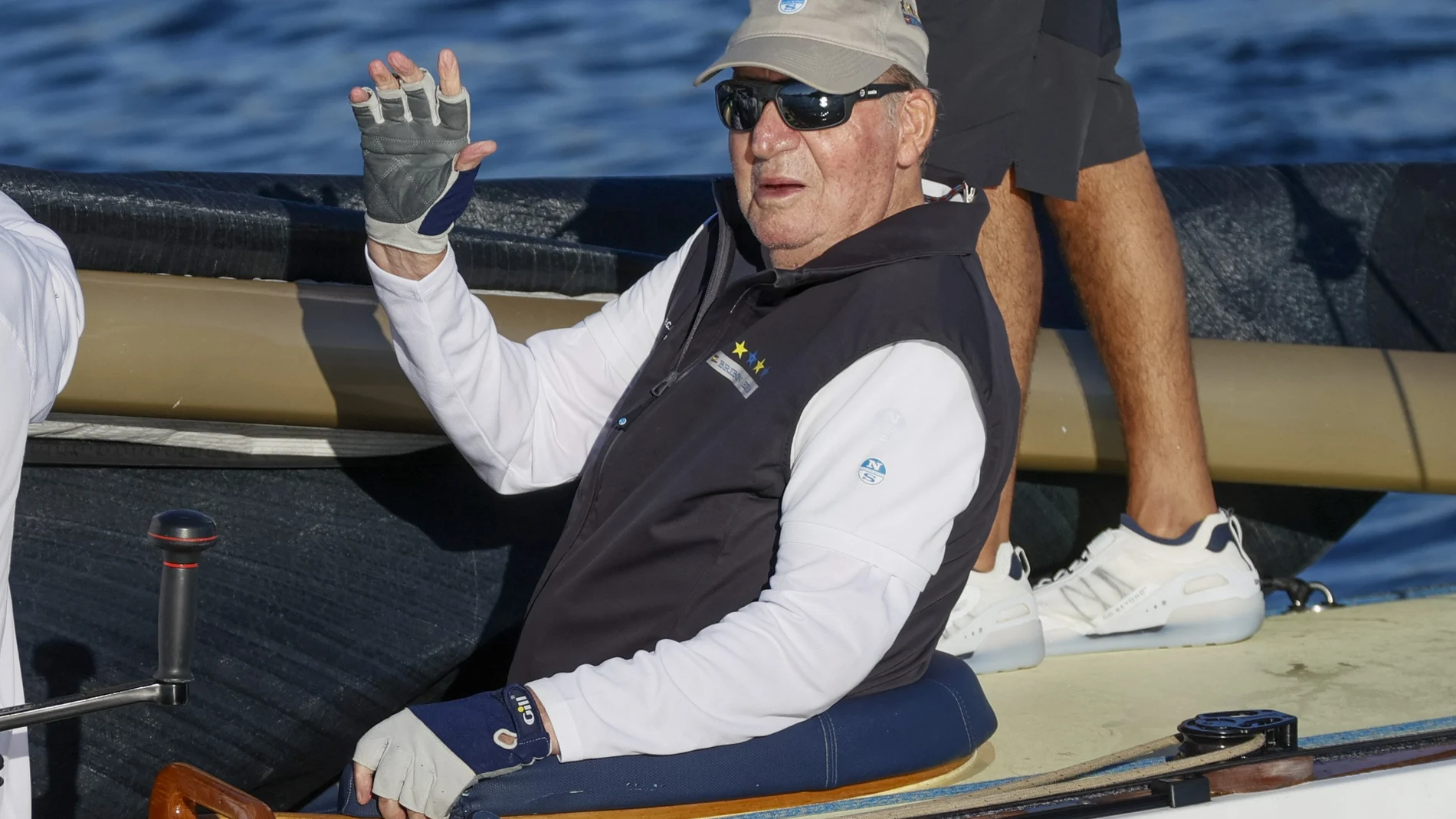 El rey Juan Carlos saluda en el Club Náutico de Sanxenxo, tras navegar en la VIII Regata Rey Juan Carlos I Corte Inglés.