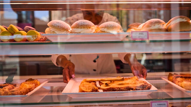 Proceso de elaboraci&oacute;n de torrijas en el obrador de La Mallorquina en la plaza de Quevedo en Madrid. &copy; Alberto R. Rold&aacute;n / Diario La Raz&oacute;n. 12 03 2024