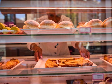 Proceso de elaboraci&oacute;n de torrijas en el obrador de La Mallorquina en la plaza de Quevedo en Madrid. &copy; Alberto R. Rold&aacute;n / Diario La Raz&oacute;n. 12 03 2024