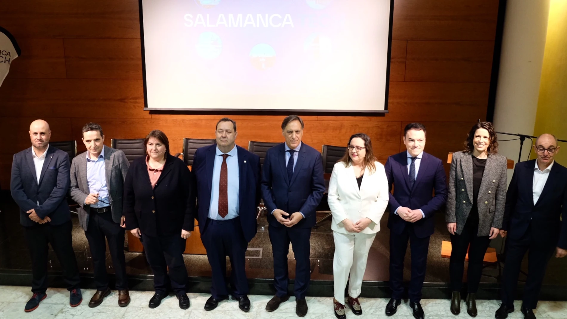 El alcalde de Salamanca, Carlos García Carbayo; el presidente de la Cámara de Comercio, Benjamín Crespo; y el catedrático de Inteligencia Artificial de la Universidad de Salamanca, Juan Manuel Corchado, participan en la jornada 'Salamanca Biotech: un entorno empresarial en crecimiento' de Salamanca Tech