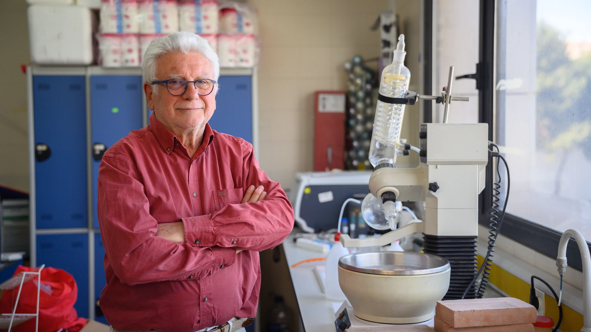Miguel de La Guardia es un químico español, activo en el campo de la química analítica; profesor titular de la Universidad de Valencia.