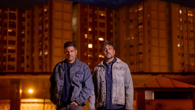 David y José Muñoz, Estopa, fotografiados en Cornellá