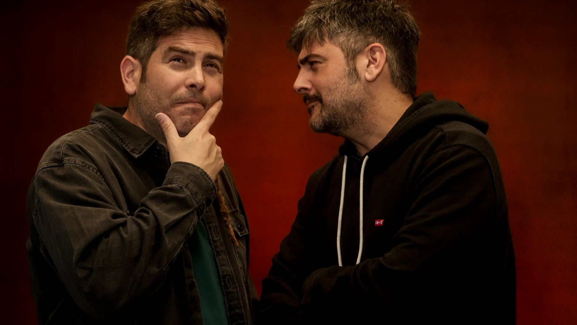 Los integrantes de Estopa, David Muñoz (d) y José Manuel Muñoz (i), posan para Europa Press, en las oficinas de Sony Music, a 13 de marzo de 2024, en Madrid (España). Estopa es un dúo español de rumba catalana formado por los hermanos David y José Manuel Muñoz. El grupo sacó su primer álbum en 1999 con el que consiguió más de dos millones de ventas. En 2024 el dúo celebra su 25 aniversario en la música con la publicación de su nuevo disco 'Estopía' 13 MARZO 2024;ESTOPA;MÚSICA;RETRATOS;PORTRA...