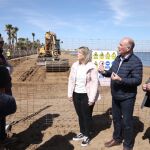 El consejero de Medio Ambiente, Universidades, Investigación y Mar Menor, Juan María Vázquez, asiste junto con la alcaldesa de Cartagena, Noelia Arroyo, al inicio de la prueba piloto puesta en marcha para la eliminación de lodos del Mar Menor 