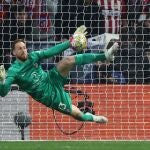 Oblak para uno de los penaltis al Inter